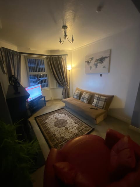 Manor House OVER 25 ONLY kids with adults allowed House in Belfast