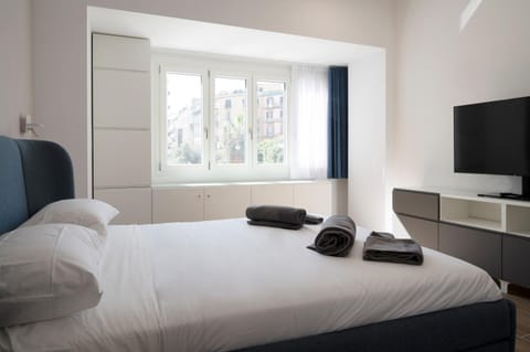 Bed, TV and multimedia, Photo of the whole room, Bedroom, towels