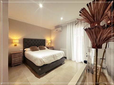 Bed, Photo of the whole room, Bedroom, air conditioner