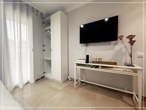 TV and multimedia, Coffee/tea facilities, wardrobe