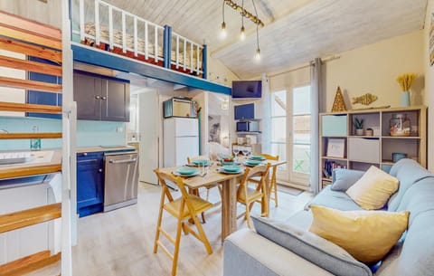 Living room, Dining area, dishwasher, minibar, pet friendly, stove