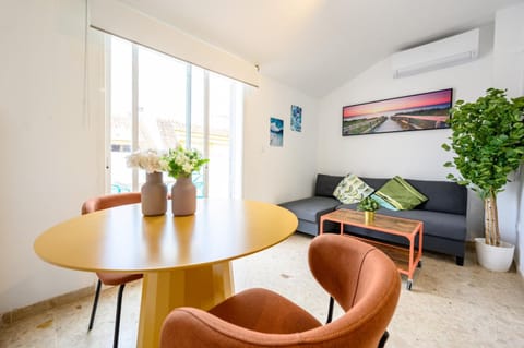 Living room, Seating area, Dining area, heating, heating, internet, internet, air conditioner, air conditioner