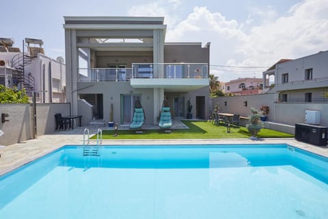 Property building, Patio, Day, Balcony/Terrace, Pool view, Swimming pool, sunbed