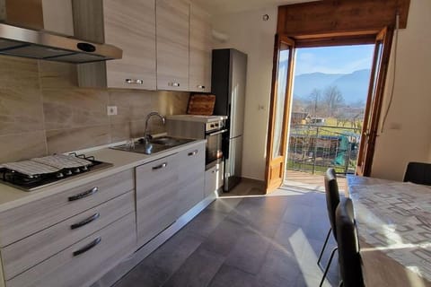 Natural landscape, Kitchen or kitchenette, Dining area, Mountain view, pet friendly, stove