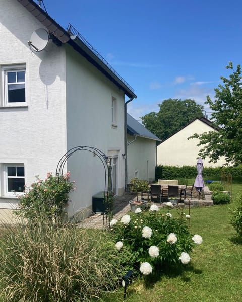 Property building, Garden, Balcony/Terrace