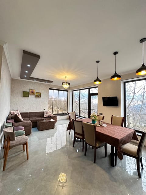 TV and multimedia, Living room, Seating area, Dining area