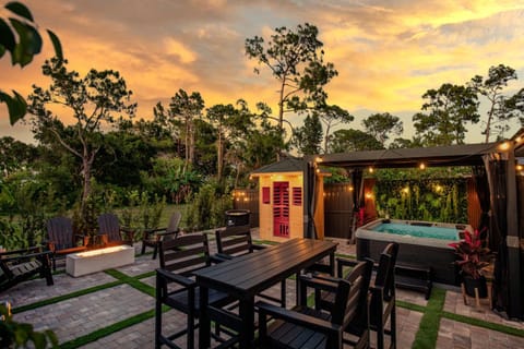 Patio, Natural landscape, Hot Tub, Spa and wellness centre/facilities, Dining area, Evening entertainment, Garden view, Sunset