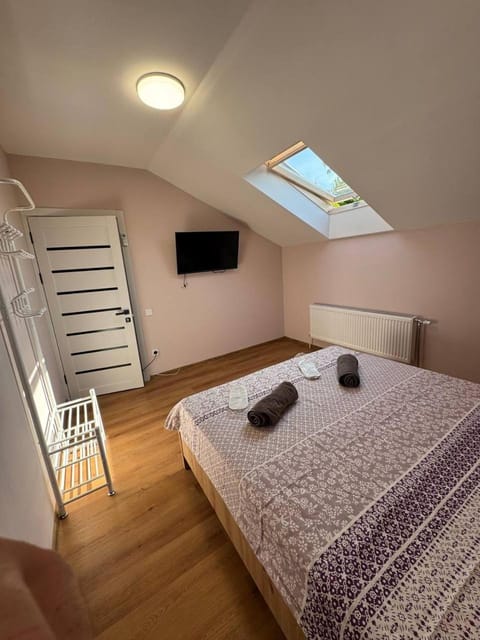 Bed, TV and multimedia, Photo of the whole room, Bedroom, towels