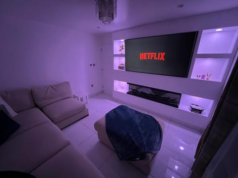 Communal lounge/ TV room, TV and multimedia, Living room, Seating area, Evening entertainment