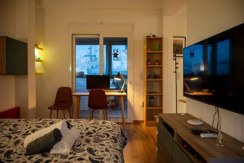 Bed, TV and multimedia, Bedroom