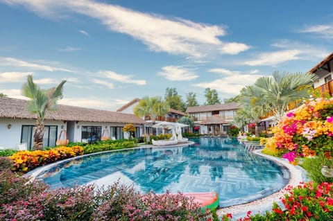 Property building, Day, Garden, Garden view, Pool view, Swimming pool