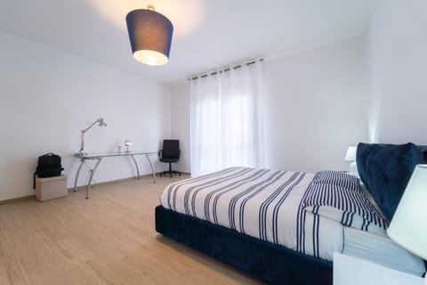 Bed, Photo of the whole room, Seating area, Bedroom