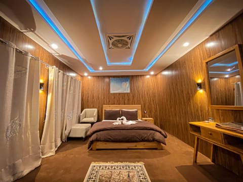 Bed, Photo of the whole room, Seating area, Bedroom, towels
