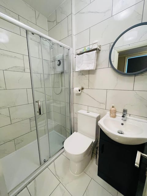 Shower, Toilet, Bathroom, bidet, towels