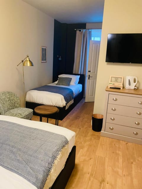 Bed, TV and multimedia, Bedroom