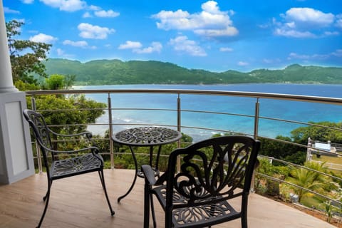 Natural landscape, View (from property/room), Balcony/Terrace, Dining area, Sea view