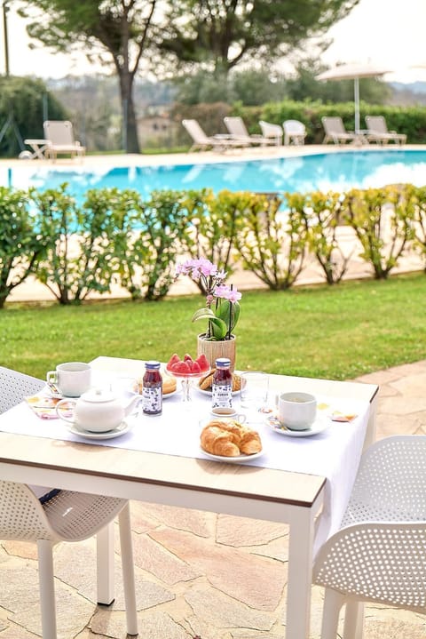 Restaurant/places to eat, Swimming pool, Breakfast