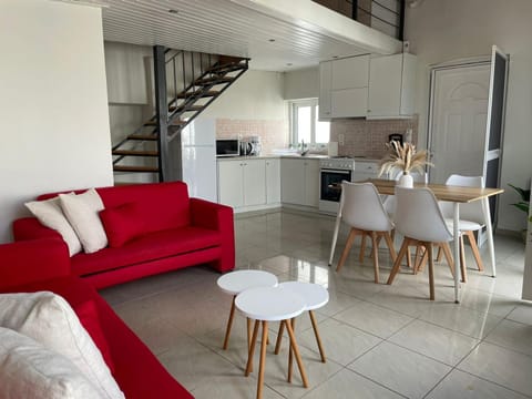 Kitchen or kitchenette, Seating area, Dining area