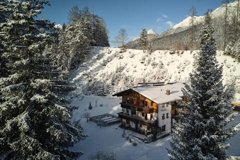 Property building, Garden, Location