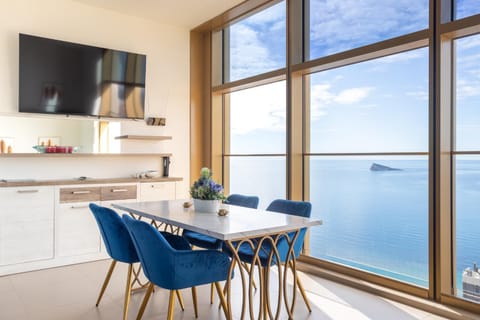 Natural landscape, TV and multimedia, Balcony/Terrace, Seating area, Dining area, Sea view