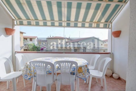 Day, Balcony/Terrace, Living room, Seating area, Dining area