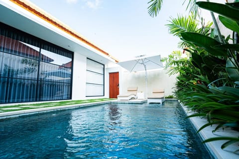 Day, Pool view, Swimming pool, sunbed