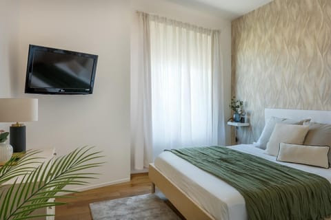 Bed, TV and multimedia, Photo of the whole room, Bedroom