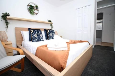 Peaceful 3 Bed Flat with Parking and Balcony by CTO Serviced Apartments Apartment in Cardiff