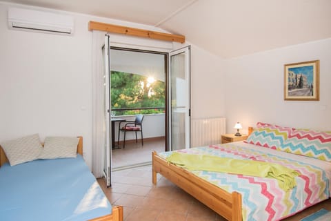 Bed, Balcony/Terrace, Bedroom, air conditioner