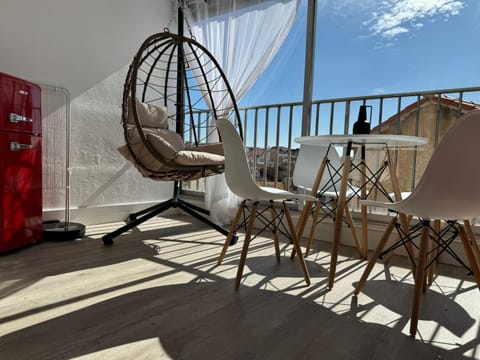 Balcony/Terrace, sunbed