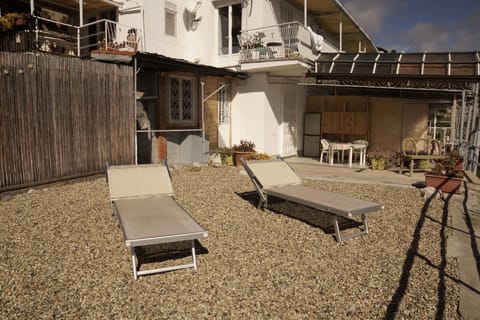 Property building, Patio, Day, Balcony/Terrace, sunbed
