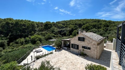 Property building, Day, Natural landscape, Mountain view, Pool view, Swimming pool, sunbed