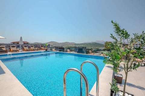 Swimming pool, sunbed