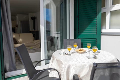 Patio, Day, Food and drinks, Seating area, Food, Breakfast, Drinks