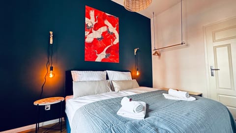 Bed, Bedroom, towels