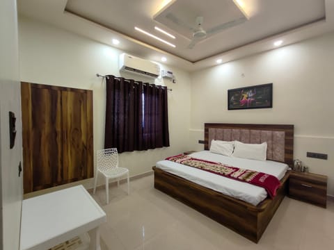 Bed, Bedroom, wardrobe, air conditioner