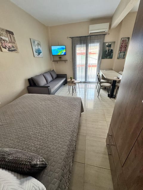 Bed, TV and multimedia, Living room, Seating area