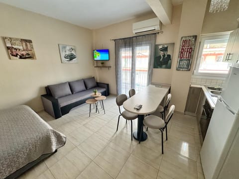 TV and multimedia, Kitchen or kitchenette, Living room, Seating area, Dining area, air conditioner