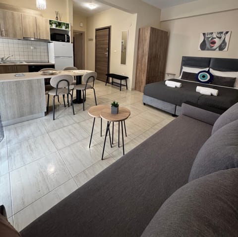 Coffee/tea facilities, Living room, Seating area, Dining area, microwave, stove, kitchen