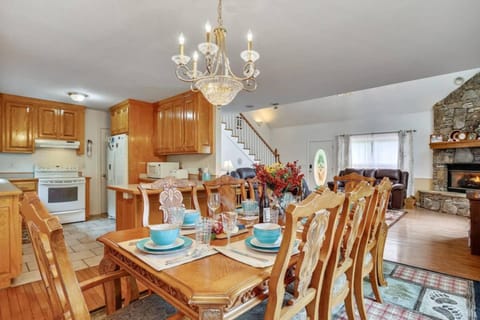 16 mi To DT Asheville, FP, Ping Pong, Air Hockey House in Weaverville