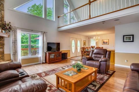 16 mi To DT Asheville, FP, Ping Pong, Air Hockey House in Weaverville