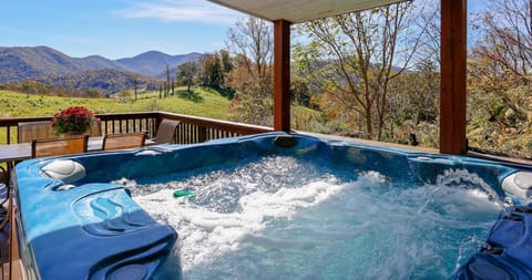 CL to DT Asheville, Hot Tub, Pool Table House in Buncombe County