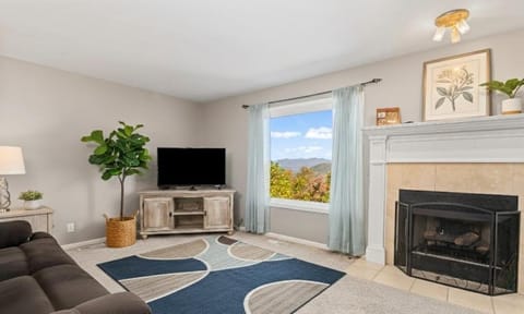12 mins to DT Asheville & Biltmore, Fire pit, View House in Asheville