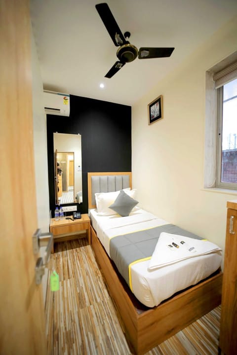 Photo of the whole room, Bedroom, fireplace, towels
