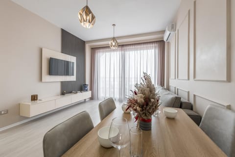 TV and multimedia, Living room, Seating area, Dining area, Evening entertainment