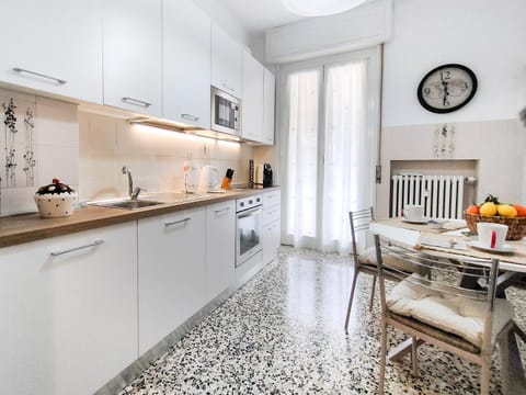 Kitchen or kitchenette, Dining area, dishwasher, pet friendly, stove