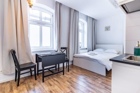 Bed, Living room, Photo of the whole room, Seating area, Dining area, Bedroom, towels