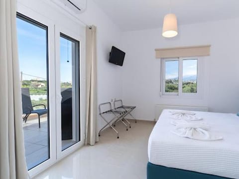 Bed, TV and multimedia, View (from property/room), Balcony/Terrace, Photo of the whole room, Bedroom, towels, air conditioner