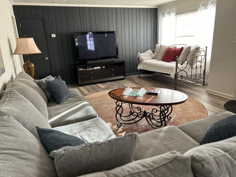 Communal lounge/ TV room, TV and multimedia, Living room, Seating area, Evening entertainment