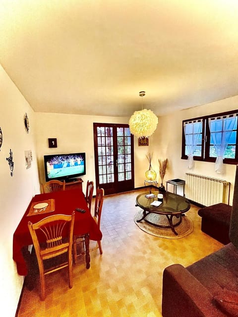 TV and multimedia, Living room, Seating area, Dining area
